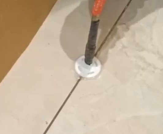 泸定瓷砖空鼓维修公司专业解答瓷砖在铺贴过程中，如果没有涂抹均匀到位的粘结材料（如水泥砂浆或瓷砖胶），可能会导致以下问题